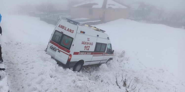 Şarampole düşen ambulanstaki 6 kişi yaralandı