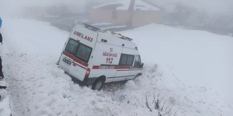 Şarampole düşen ambulanstaki 6 kişi yaralandı