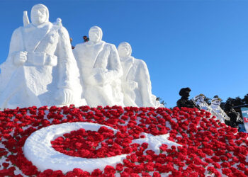 Sarıkamış'ta 'Karı yorgan edenler' heykeli açıldı