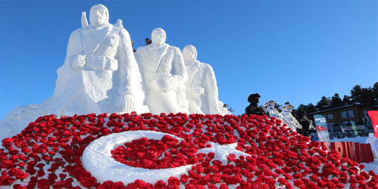 Sarıkamış'ta 'Karı yorgan edenler' heykeli açıldı