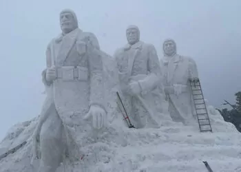 Sarıkamış'ta kardan şehit asker heykelleri tamamlandı
