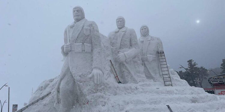 Sarıkamış'ta kardan şehit asker heykelleri tamamlandı