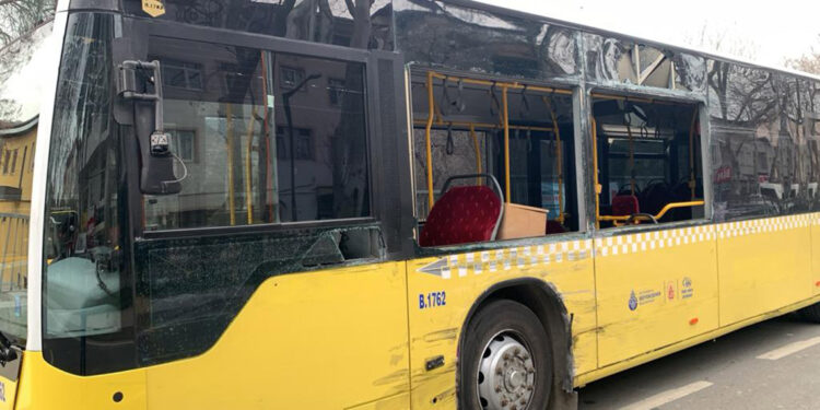 Sarıyer'de İETT otobüsü ile kamyonet çarpıştı; 2 yaralı