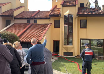 Sarıyer'de villanın çatısında çıkan yangın söndürüldü