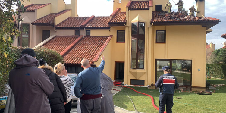 Sarıyer'de villanın çatısında çıkan yangın söndürüldü