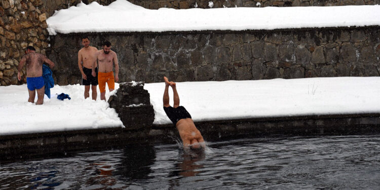 Sıfırın altında 6 derecede gölete girdiler