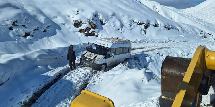 Siirt-Şırnak kara yolu araç trafiğine kapatıldı