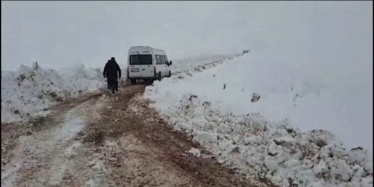 Siirt'te karda mahsur 6 araçtaki 15 kişi kurtarıldı