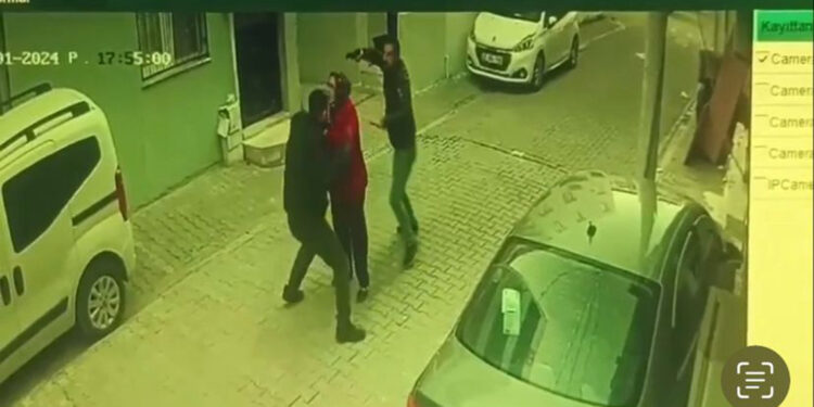 Silahlı kavgada kadını kalkan olarak kullandı