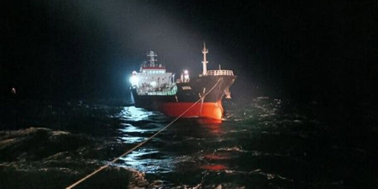 Silivri açıklarında asfalt tankerinde yangın 