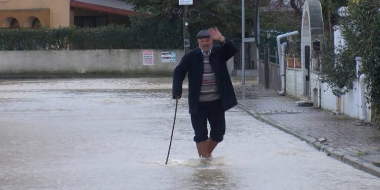 Silivri'de dere taştı sokaklar göle döndü