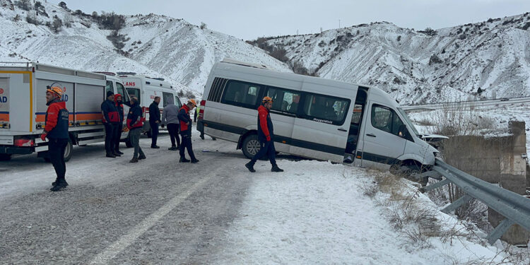 Sivas'ta hafif ticari araç ile minibüs çarpıştı: 26 yaralı
