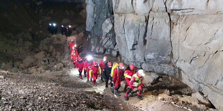 Slovenya'da mağarada mahsur kalan 5 kişi kurtarıldı