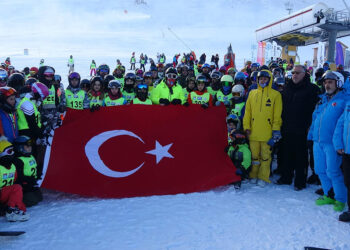Snowboardcılar Palandöken'de şehit olan 9 askeri andı