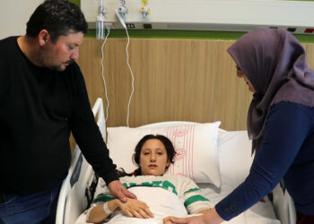 Sokak köpeğinin saldırısına uğrayan Fidan, yaralandı