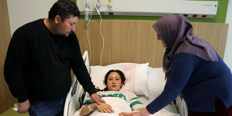 Sokak köpeğinin saldırısına uğrayan Fidan, yaralandı