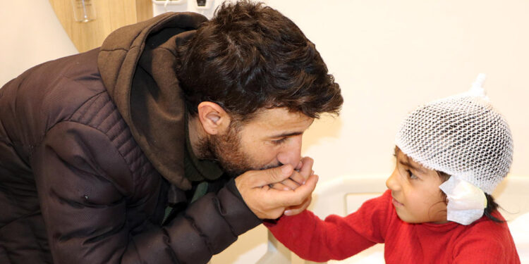 Sokak köpeklerinin saldırdığı Ela’nın kulağı koptu