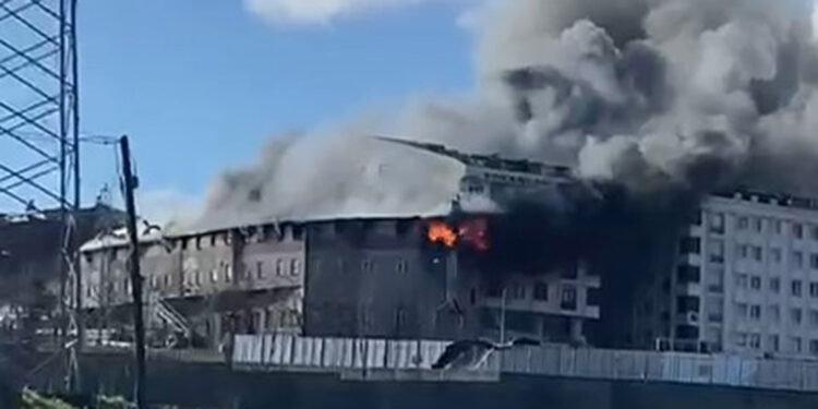 Sultangazi'de ayakkabı imalathanesinde yangın