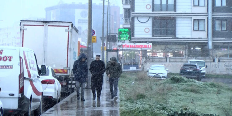 Sultangazi'de kar yağışı etkili oldu
