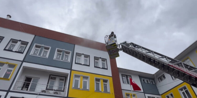 Sultangazi'de okulda yangın paniği