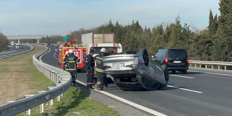 TEM'de 3 otomobilin karıştığı kazada 3 kişi yaralandı