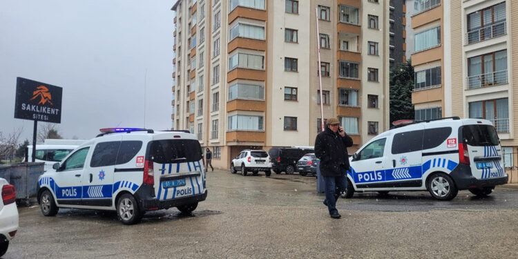 Tartıştığı oğlunu öldürüp aynı silahla intihara kalkıştı