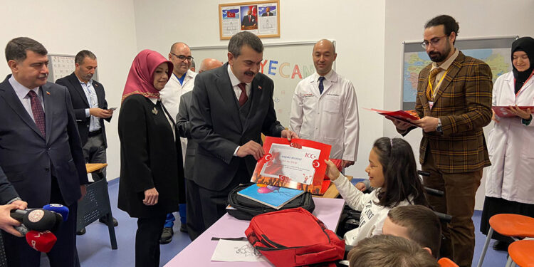 Tekin, hastanede tedavi gören öğrencilere karnelerini verdi