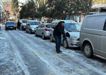 Tekirdağ'da kar sonrası buzlanma; esnaf yollara tuz döktü