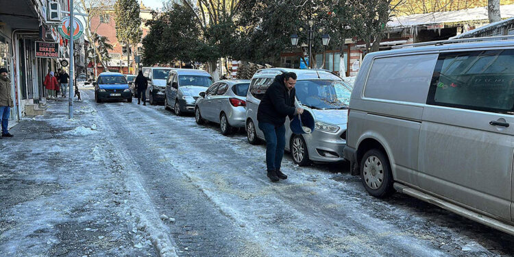 Tekirdağ'da kar sonrası buzlanma; esnaf yollara tuz döktü