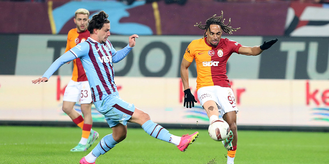 Süper Lig'de 21'inci hafta karşılaşmasında Trabzonspor-Galatasaray'a 5-1 mağlup oldu. Galatasaray bu galibiyetle puanını 54'e yükselterek, zirve yarışındaki yakın rakibi Fenerbahçe ile puanını eşitledi. Trabzonspor ise aldığı mağlubiyetle 37 puanda kaldı.