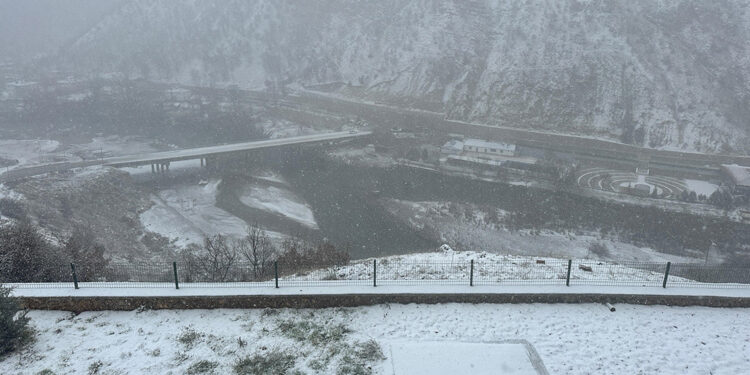 Tunceli'de kar yağışı etkili oldu