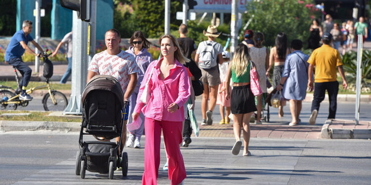 TÜRKİYE'de ikamet izni ile yaşayan yabancı sayısı 1 milyon 107 bin 32 oldu. 2022'de 1 milyon 354 bin 94 olarak kayıtlara geçen Türkiye'de ikamet izni ile bulunan yabancı sayısı 247 bin 62 azaldı. İçişleri Bakanlığı Göç İdaresi Başkanlığı verilerine göre; 31 Aralık 2023 itibarıyla, ikamet izni ile Türkiye'de bulunan yabancı sayısı 1 milyon 107 bin 32 oldu. İkamet izni ile Türkiye'de bulunan yabancıların illere göre dağılımında ilk sıradaki İstanbul, 556 bin 578 yabancıya ev sahipliği yaptı. Türkiye'de ikamet izni ile bulunan yabancı sayısında İstanbul'un ardından Antalya yer aldı. Antalya'da ikamet izni ile bulunan yabancı sayısı 117 bin 52 olarak kayıtlara geçti. En fazla ikamet izni alınan kentlerden Ankara'da 70 bin 98, Bursa'da 51 bin 537, Mersin'de 43 bin 944, İzmir'de 25 bin 576, Muğla'da 20 bin 453 yabancı yaşıyor. TÜRKMENİSTAN VATANDAŞLARI İLK SIRADA İkamet izni ile Türkiye'deki yabancılarda ilk sırayı Türkmenistan vatandaşları aldı. Türkiye'de ikamet izni ile bulunan Türkmenistan vatandaşı sayısı 109 bin 39 olarak kayıtlara geçti. Türkmenistan vatandaşlarının ardından 100 bin 847 Rusya vatandaşı, 91 bin 117 Irak vatandaşı, 79 bin 779 Suriye vatandaşı, 79 bin 505 İran vatandaşı, 67 bin 621 Azerbaycan vatandaşı, 52 bin 65 Özbekistan vatandaşı, 43 bin 6 Kazakistan, 41 bin 978 Afganistan vatandaşı, 36 bin 982 Ukrayna vatandaşı, 405 bin 33 diğer ülke vatandaşları ikamet izniyle Türkiye'de bulunuyor. EN AZ YABANCININ YAŞADIĞI KENT TUNCELİ Yabancıların en az ikamet izni aldığı kent Tunceli oldu. 52 yabancının yaşadığı Tunceli'nin ardından, Muş'ta 83, Bitlis 204, Bayburt'ta 280, Ardahan'da 278 yabancı ikamet izni ile bulunuyor. Bu yıl yabancılardan 638 bin 764'ü kısa dönem, 161 bin 426'sı öğrenci, 117 bin 579'u aile, 189 bin 263'ü diğer ikamet izni ile Türkiye'de bulunuyor. Kısa dönem ikamet izni ile Türkiye'de bulunan yabancı sıralamasında ilk sırada Irak vatandaşları yer aldı. Öğrenci ikamet izni ile Türkiye'deki yabancı sıralamasında İran vatandaşları, aile ikamet izni ile Türkiye'de bulunan ülke vatandaşlarından da Azerbaycan ilk sırada yer aldı. 18 YILDA, 179 BİNDEN 1 MİLYON 107 BİNE YÜKSELDİ Türkiye'de ikamet izni ile bulunan yabancı sayısı, 2005 yılında 178 bin 964'ten 2015 yılında 422 bin 895'e ulaştı. 2018 yılında 856 bin 470'e yükselen bu sayı, 2019 yılında ilk kez 1 milyonu aşıp 1 milyon 101 bin 30 oldu. Bu sayı 2020'de 886 bin 653, 2021'de 1 milyon 314 bin 181, 2022'de 1 milyon 354 bin 94 olarak kayıtlara geçti. Türkiye'de ikamet izni ile bulunan yabancı sayısı, 31 Aralık 2023 itibarıyla 247 bin 62 yabancının ayrılmasıyla 1 milyon 107 bine geriledi. YABANCILARIN YARISINDAN FAZLASI İSTANBUL'DA Türkiye'de ikamet izni ile bulunan yabancıların yarısından fazlasının yaşadığı İstanbul'da, geçen yıl 19 Ocak'ta ikamet eden yabancı sayısı 705 bin 556 iken 31 Aralık itibarıyla 556 bin 578 bine düştü. 19 Ocak- 31 Aralık 2023 tarihlerinde İstanbul'da ikamet izniyle bulunan yabancı sayısı 148 bin 978 azaldı. 40 BİN 523 YABANCI ANTALYA'DAN AYRILDI Pandemi ve Rusya- Ukrayna arasındaki savaş sonrası yoğun göç alan Antalya'da 19 Ocak'tan 31 Aralık'a ikamet izni ile bulunan yabancı sayısı 40 bin 523 azaldı. 19 Ocak'ta 157 bin 575 ikamet izni ile Antalya'da yaşayan yabancı sayısı 31 Aralık itibarıyla 117 bin 52'ye düştü. 63 BİN 704 RUS VE UKRAYNALI ÜLKESİNE DÖNDÜ Rusya ile Ukrayna savaşı sonrası Türkiye'ye göç eden bu iki ülke vatandaşlarının sayısı geçen yıl 19 Ocak'ta 201 bin 533 iken, bu sayı 31 Aralık itibarıyla 137 bin 829 oldu. Bu tarihler arasında 63 bin 704 Rus ve Ukraynalı ülkesine döndü. Rus vatandaşı sayısı 154 bin 297'den 100 bin 847'ye, Ukraynalı sayısı 47 bin 236'dan 36 bin 982'e geriledi.