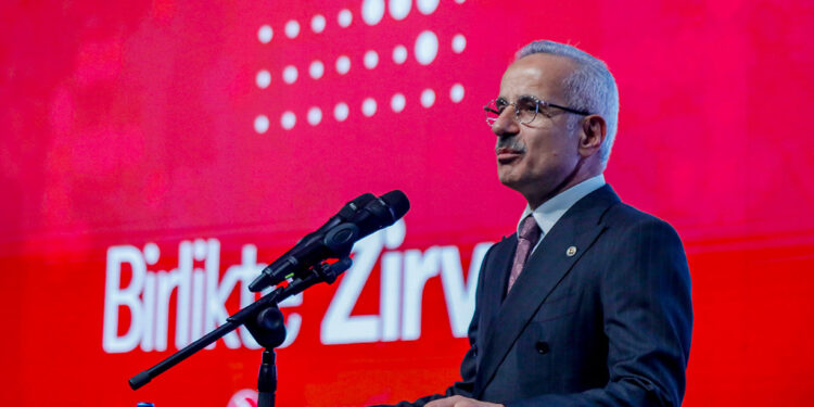 Türkiye'nin hava sahasından 15 saniyede bir uçak geçti