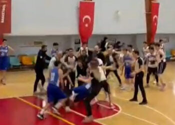 U16 karşılaşmasında basket sahası boks ringine döndü