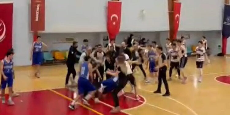 U16 karşılaşmasında basket sahası boks ringine döndü