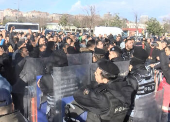 UKOME'nin zam kararına taksicilerden sopalı protesto