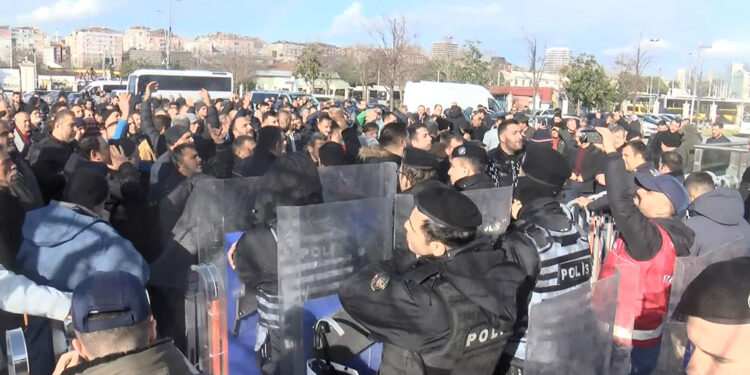 UKOME'nin zam kararına taksicilerden sopalı protesto