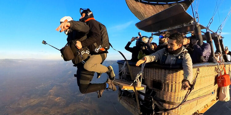 Uçak yerine sıcak hava balonlarından atlayış yaptılar