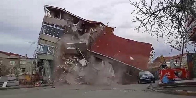 Ümraniye'de metro çalışması sırasında yol çöktü