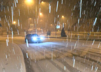 Üsküdar ve Kadıköy'de dolu, Kartal'da kar yağdı
