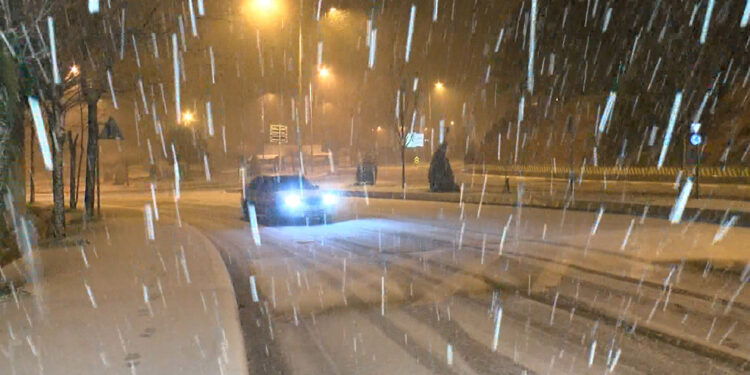 Üsküdar ve Kadıköy'de dolu, Kartal'da kar yağdı