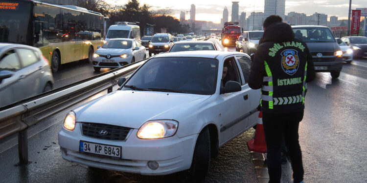 Üsküdar'da çakar ve emniyet şeridi denetimi