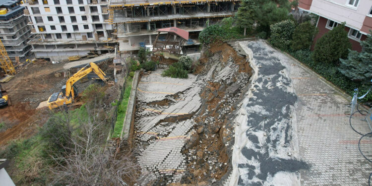 Üsküdar'da istinat duvarı çöktü: Bina boşaltıldı