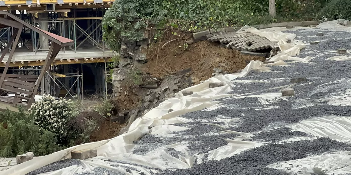 Üsküdar'da istinat duvarı çöktü: bina boşaltıldı