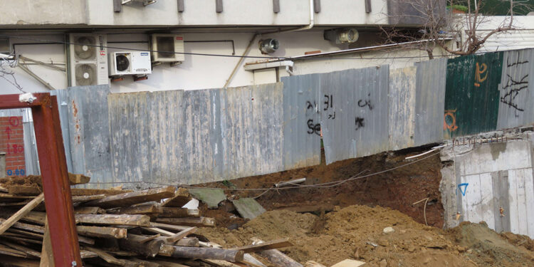 Üsküdar'da istinat duvarı çöktü: Deprem oluyor zannettik