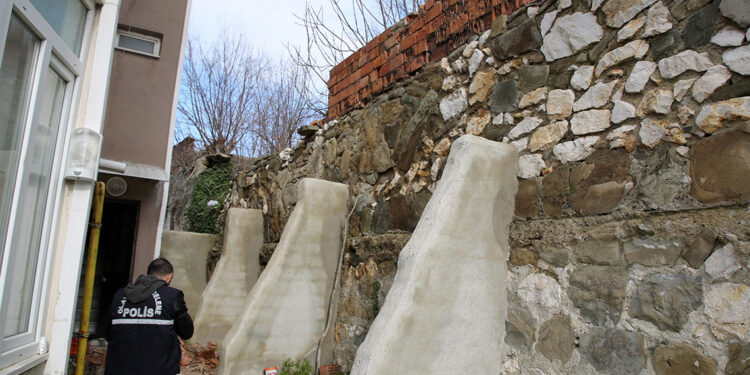 Üzerine duvar devrilen kadın ağır yaralandı