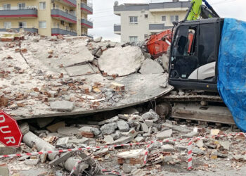 Üzerine enkaz düşen kepçe operatörü yaralandı