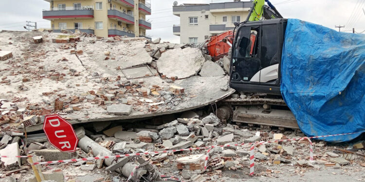 Üzerine enkaz düşen kepçe operatörü yaralandı
