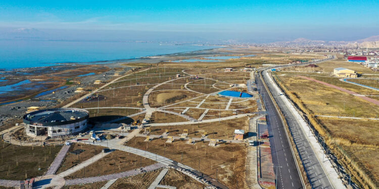 Van Gölü Sahil Yolu trafiğe açıldı