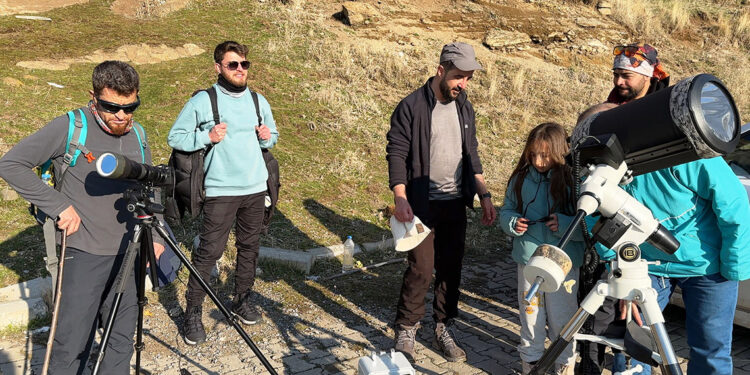 Van Gölü kıyısında teleskopla güneşi gözlemlediler